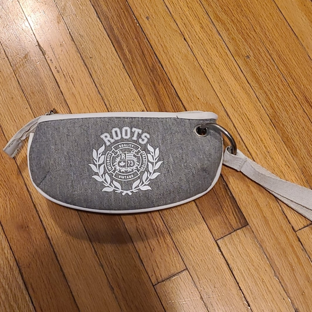 Roots wrist bag